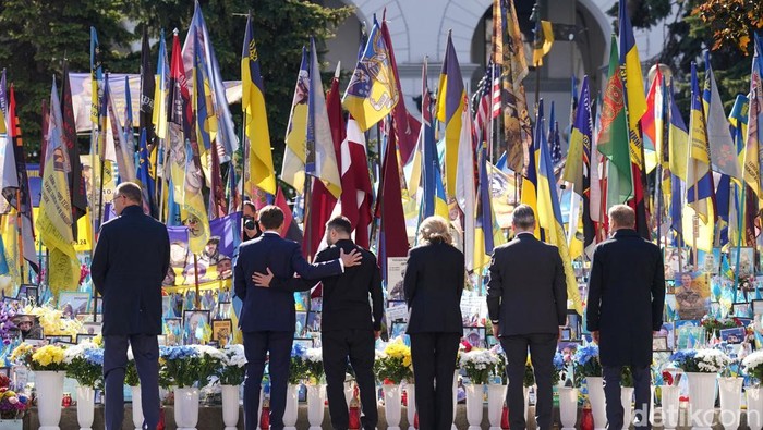 Poland's Prime Minister Donald Tusk, Britain's Prime Minister Keir Starmer, Ukraine's President Volodymyr Zelenskiy and First Lady Olena Zelenska, France's President Emmanuel Macron, and Germany's Chancellor Friedrich Merz visit the Independence Square (Maidan), ahead of a gathering of European leaders in the Ukrainian capital, in Kyiv, Ukraine May 10, 2025. LUDOVIC MARIN/Pool via REUTERS