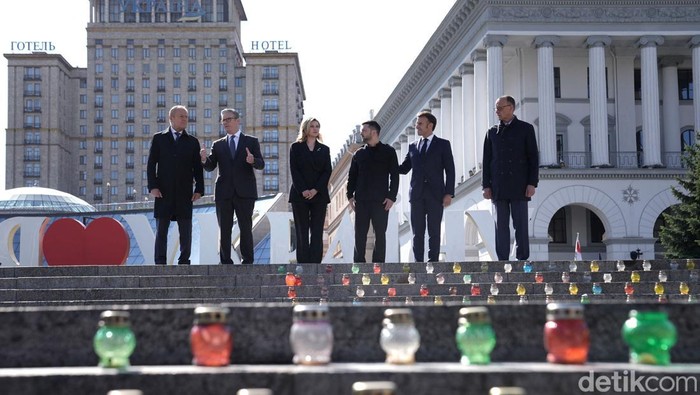 Pemimpin Eropa Berkumpul di Kyiv, Beri Dukungan untuk Ukraina Poland's Prime Minister Donald Tusk, Britain's Prime Minister Keir Starmer, Ukraine's President Volodymyr Zelenskiy and First Lady Olena Zelenska, France's President Emmanuel Macron, and Germany's Chancellor Friedrich Merz visit the Independence Square (Maidan), ahead of a gathering of European leaders in the Ukrainian capital, in Kyiv, Ukraine May 10, 2025. LUDOVIC MARIN/Pool via REUTERS
