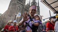Peserta jalan sehat berjalan melewati garis start saat perayaan 218 tahun Keuskupan Agung Jakarta 2025 di Gereja Katedral, Jakarta, Sabtu (10/5/2025).