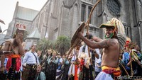 Peserta menampilkan tari Caci Flores, Nusa Tenggara Timur (NTT) saat perayaan 218 tahun Keuskupan Agung Jakarta 2025 di Gereja Katedral, Jakarta, Sabtu (10/5/2025).