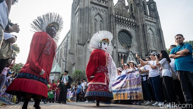 Peserta menampilkan ondel-ondel saat perayaan Syukur 218 Tahun Keuskupan Agung Jakarta 2025 di Gereja Katedral, Jakarta, Sabtu (10/5/2025). Keuskupan Agung Jakarta menggelar perayaan syukur HUT ke-218 dengan kegiatan jalan santai kerukunan dan kebhinnekaan lintas iman, hiburan, ondel-ondel dan tari tradisional yang diikuti oleh 3.500 peserta. ANTARA FOTO/Bayu Pratama S