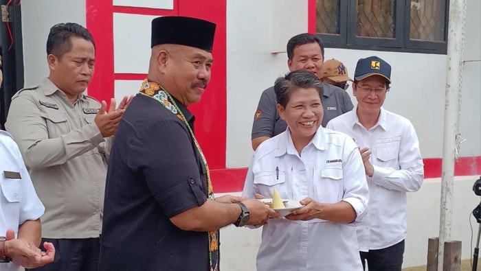 Upaya pengelolaan sampah berbasis masyarakat mendapat dukungan penuh dari Pemerintah Kabupaten Kutai Kartanegara (Kukar). Hal ini ditandai dengan peresmian Bank Sampah Asri oleh Bupati Kukar, Edi Damansyah.