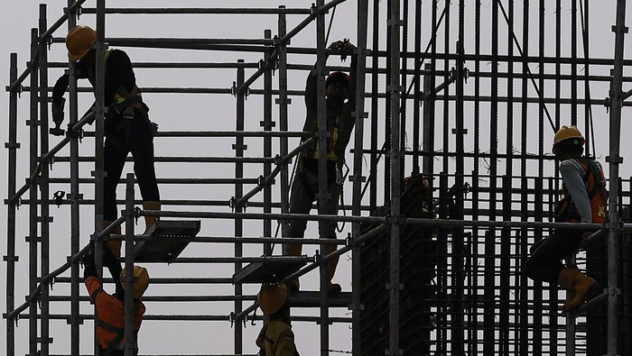 Pekerja menyelesaikan pembangunan LRT Jakarta Fase 1B di kawasan Jl. Pramuka, Jakarta, Jumat (9/5/2025). Bank Indonesia (BI) Provinsi DKI Jakarta memperkirakan perekonomian Jakarta tetap tumbuh kuat di kisaran 4,6-5,4 persen sepanjang tahun 2025 yang ditopang investasi dan sektor konstruksi. ANTARA FOTO/Dhemas Reviyanto/bar