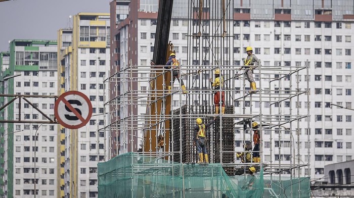Perkiraan pertumbuhan ekonomi Jakarta tahun 2025 Pekerja menyelesaikan pembangunan LRT Jakarta Fase 1B di kawasan Jl. Pramuka, Jakarta, Jumat (9/5/2025). Bank Indonesia (BI) Provinsi DKI Jakarta memperkirakan perekonomian Jakarta tetap tumbuh kuat di kisaran 4,6-5,4 persen sepanjang tahun 2025 yang ditopang investasi dan sektor konstruksi. ANTARA FOTO/Dhemas Reviyanto/bar