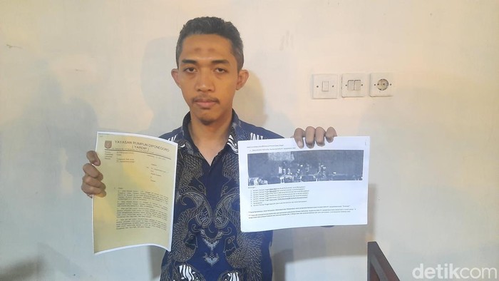 Perwakilan PT Laju Perdana Indah (LPI) PG Pakis Baru, Pramono Sidiq menunjukan surat-surat pembelian akta tanah dan bukti sewa tanah di Pundenrejo, Sabtu (10/5/2025).