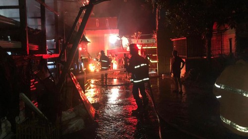 Petugas Damkar memadamkan api di toko bangunan di Lingkungan Jasri Keler, Kelurahan Subagan, Sabtu (10/5/2025).