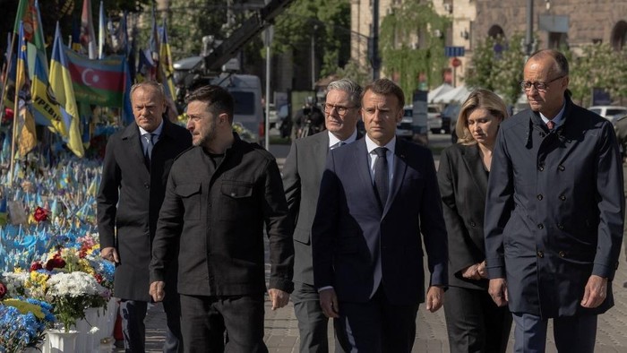 (From L) Polands Prime Minister Donald Tusk, Ukraines President Volodymyr Zelensky, Britains Prime Minister Keir Starmer, Frances President Emmanuel Macron, Olena Zelenska and Germanys Chancellor Friedrich Merz pay their respects to the victims of war at the  Memorial for the Fallen at the Independence Square (Maidan) in Kyiv on May 10, 2025, ahead of a gathering of European leaders in the Ukranian capital. The leaders of Britain, France, Germany and Poland make an unprecedented joint visit to Kyiv on May 10, 2025 for talks with Ukraines President Volodymyr and to urge Russia to agree a ceasefire, a joint statement said. (Photo by Roman PILIPEY / AFP)