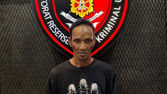 Polisi menangkap Roni (48) alias Bangseng  pria yang menusuk dan menggorok teman sendiri di kawasan Babelan, Kabupaten Bekasi (dok. ist)