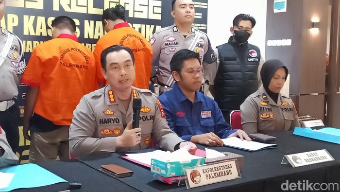 Polisi menjelaskan kronologi penangkapan dua kurir narkoba asal Riau di Palembang