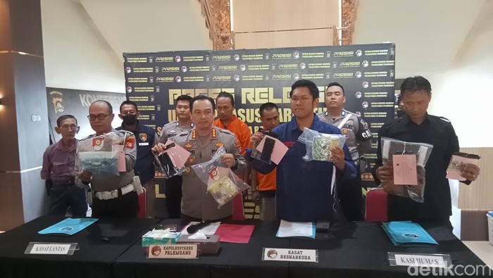 Polisi menunjukkan barang bukti sabu dan ekstasi yang dibawa dua pria asal Riau