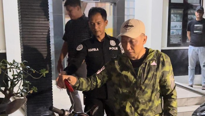 Polisi menunjukkan barang bukti tawuran antarpelajar di Muktirejo, Pati, Jumat (9/5/2025).