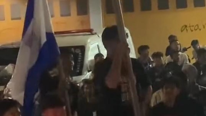 Potongan video oknum bobotoh rusak rambu jalan saat konvoi di Cianjur.