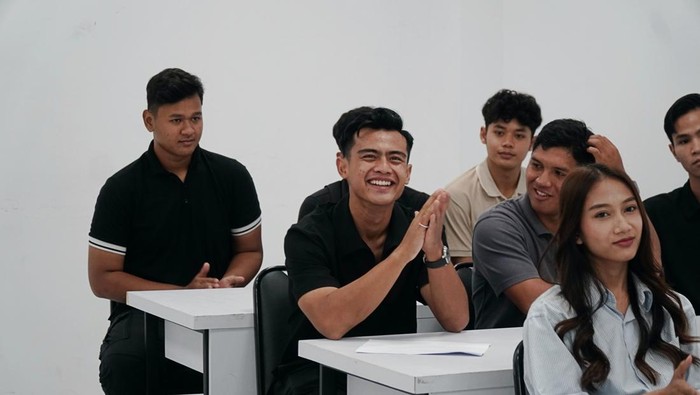 Pratama Arhan masuk kelas dan bikin heboh teman kampusnya di Udinus Semarang, Kamis (8/5/2025).