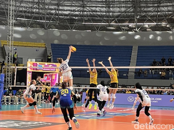 Laga perebutan juara ketiga Gresik Petrokimia vs Jakarta Electric PLN di GOR Among Rogo, Kota Jogja, Sabtu (10/5/2025).