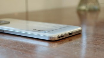 Chase Xu, Vice President dan CMO Realme membagikan ponsel ini menggunakan baterai dengan kandungan silikon ultra-tinggi hingga 10%. Foto: Alvin Zahran Majid (@Sondesix)