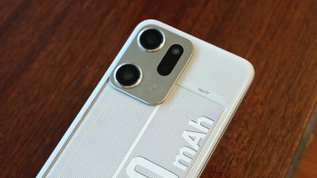 Xu menjelaskan Realme sudah mengembangkan tiga jenis perlindungan agar baterai besar ini tetap aman. Pertama, teknologi triple cold press untuk menjaga baterai tidak cepat gembung. Foto: Alvin Zahran Majid (@Sondesix)