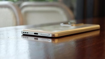 Baterai ini memiliki kepadatan 887Wh/L, yang mengukur seberapa banyak energi yang disimpan dalam satu area tertentu. Teknologi ini memungkinkan Realme menyematkan baterai besar tanpa membuat dimensi ponsel jadi lebih tebal. Foto: Alvin Zahran Majid (@Sondesix)