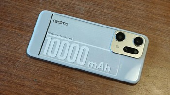 Ponsel konsep itu diberi nama Realme GT 10.000 mAh. Sesuai nama dan tulisan di panel belakangnya, ponsel ini memiliki baterai dengan kapasitas 10.000 mAh. Foto: Alvin Zahran Majid (@Sondesix)