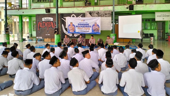 Santri Gresik diedukasi keselamatan berlalu lintas.