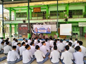 Polres Gresik Edukasi Santri Keselamatan Berlalu Lintas