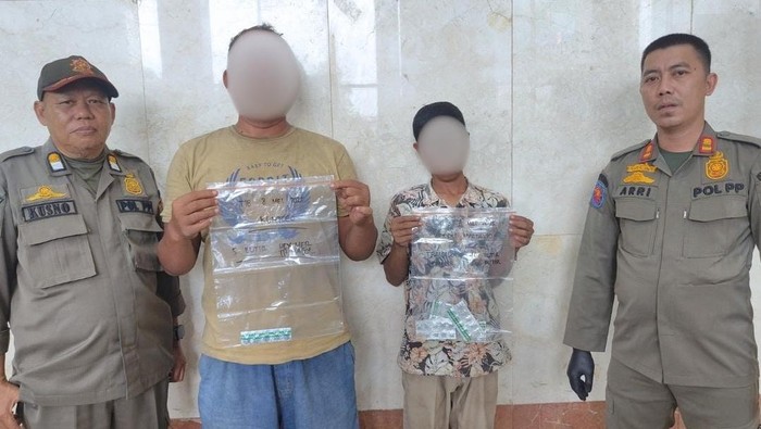 Satpol PP Jakarta Barat menangkap 2 penjual obat keras ilegal