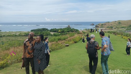 Sejumlah duta besar (dubes) saat berswafoto di Bukit 360, Sirkuit Mandalika, Lombok Tengah, Sabtu (10/5/2025).