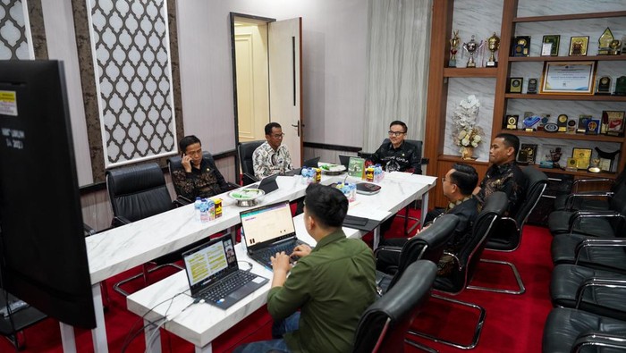 Sekda Sulsel Jufri Rahman mengikuti rapat realisasi APBD bersama Mendagri Tito Karnavian secara virtual.