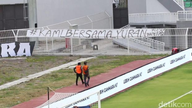 Spanduk bertuliskan #KamiBersamaYuran terbentang di Stadion Gelora BJ Habibie saat laga PSM Makassar Vs Malut United.