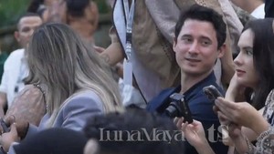 Kebersamaan Nino Fernandez dengan Steffi Zamora saat menghadiri pernikahan Luna Maya dan Maxime Bouttier juga tak kalah jadi sorotan. Foto: dok. Channel YouTube Luna Maya x TS Media