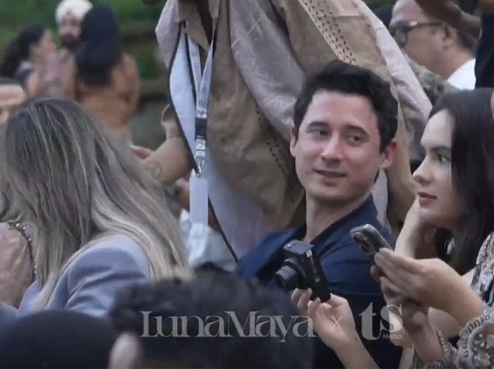 Steffi Zamora Steffi Zamora dan Nino Fernandez di pernikahan Luna Maya dan Maxime.