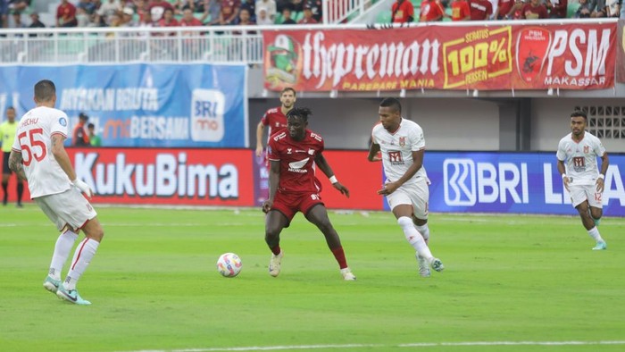 Striker PSM Makassar Balotelli di kepung pemain belakang Malut United dalam laga Liga 1 2024/2025 di Stadion Gelora BJ Habibie.
