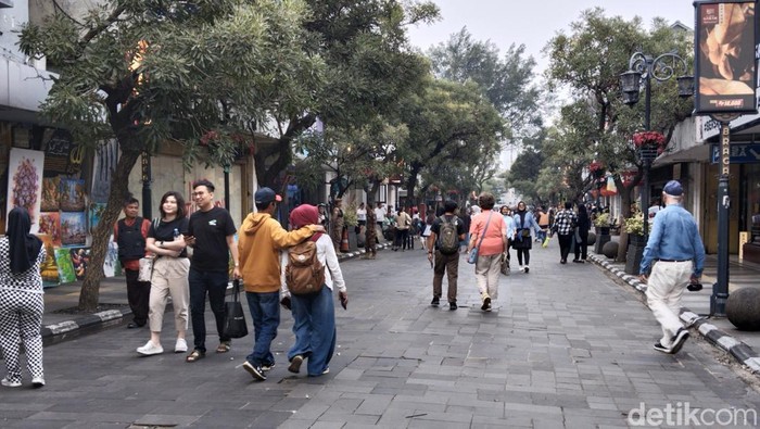 Suasana Braga, Kota Bandung di momen libur panjang Waisak 2025.