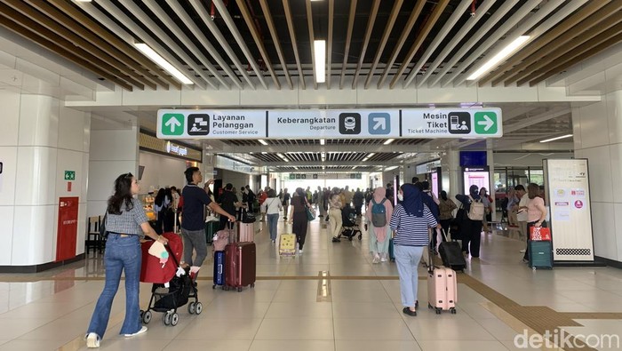 Long Weekend Waisak, Stasiun Whoosh Halim Ramai Dipadati Penumpang