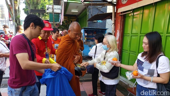 Suasana umat saat memberikan dana dalam pindapata yang berlangsung mulai Kelenteng Liong Hok Bio Magelang hingga sepanjang Jalan Pemuda, Sabtu (10/5/2025).