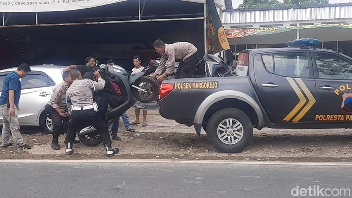 Polisi saat mengamankan sejumlah barang bukti tawuran antarpelajar di Muktiharjo Kecamatan Margorejo, Jumat (9/5/2025).