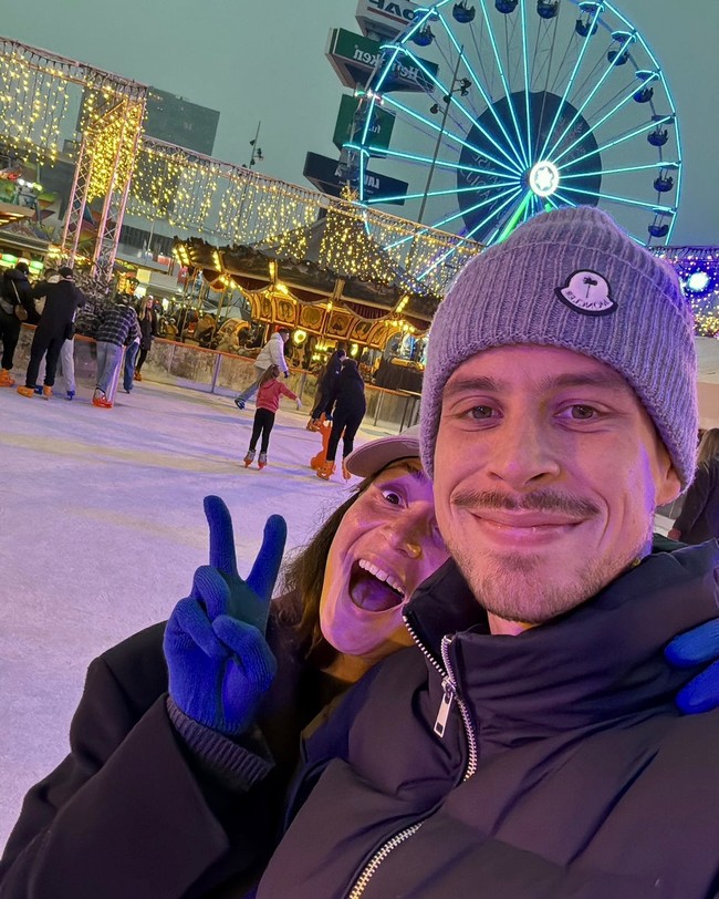 Thom Haye mengumumkan bahwa ia sudah resmi melamar sang kekasih, Bibe Cheriva. Dalam postingan terbaru di Instagram, pemain timnas naturalisasi itu mengungkap momen romantis mereka. Foto: Instagram @thehayeway