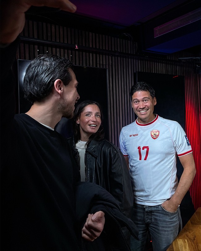 Bibe Cheriva jarang menampilkan dirinya di publik. Namun ia diketahui sudah memiliki dua anak. Thom sendiri pernah langsung pulang ke Belanda untuk menengok anaknya yang sedang sakit tanpa merayakan kemenangan timnas atas Arab Saudi pada Kualifikasi Piala Dunia 2026. Foto: Instagram Thom Haye