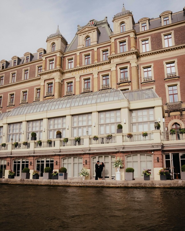 Lamaran romantis itu sendiri dilakukan di hotel mewah Amstel di Amsterdam. Dalam podcast-nya, Thom Haye mengaku memberi kejutan kepada sang pacar setelah mengajaknya menginap dua hari di sana.  Foto: Instagram Thom Haye
