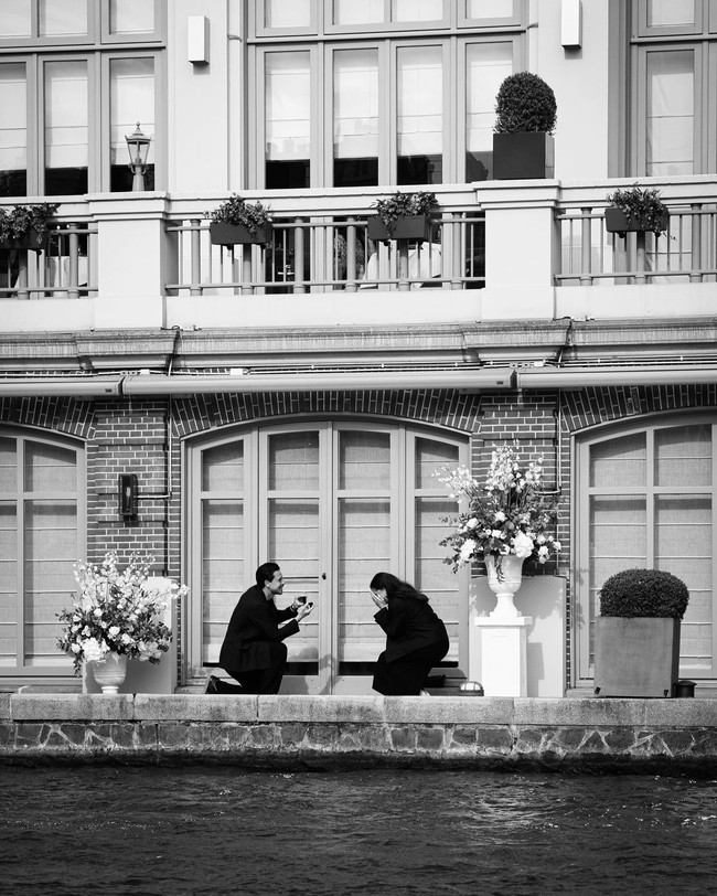 Dalam foto hitam putih yang dirilis, Thom terlihat bersimpuh selagi memegang kotak cincin di hadapan pacarnya yang ikut berlutut karena terkejut. Foto: Instagram Thom Haye