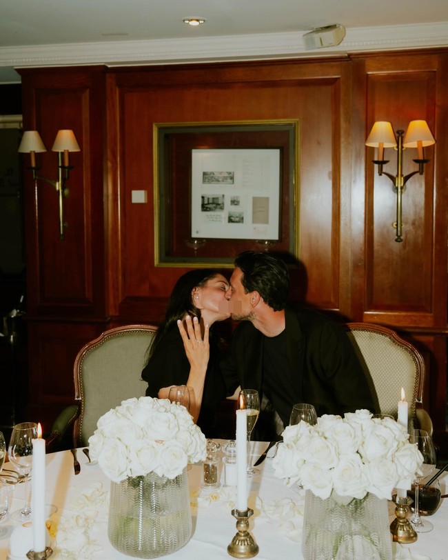 Thom mengaku melamar Bibe Cheriva setelah sempat disinggung sang pacar.  Foto: Instagram Thom Haye