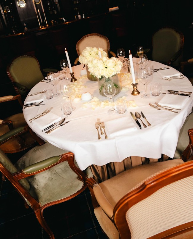 Thom Haye juga mengunggah sesi makan malam romantis di hari pria 29 tahun tersebut melamar Bibe. Foto: Instagram Thom Haye