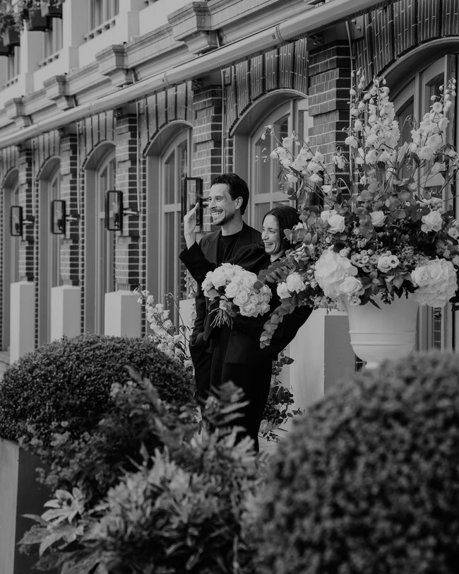 “Aku memberinya kejutan. Aku memintanya menikah denganku. Dan dia bilang ‘iya’, untungnya,” kata Thom Haye. Foto: Instagram Thom Haye