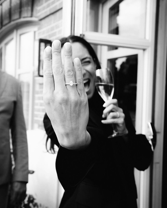 “Kami pernah membicarakannya tapi tidak dia tidak menyangka (akan dilamar di hari itu) sama sekali. Kadang dia bercanda, dia bertanya apakah aku cedera di lutut karena aku belum juga melamarnya,” ujar Thom Haye. Foto: Instagram Thom Haye