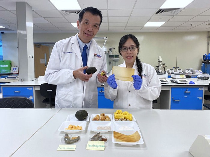 Tim peneliti NTU menunjukkan bungkus makanan dan hasil eksperimen pada bahan makanan.