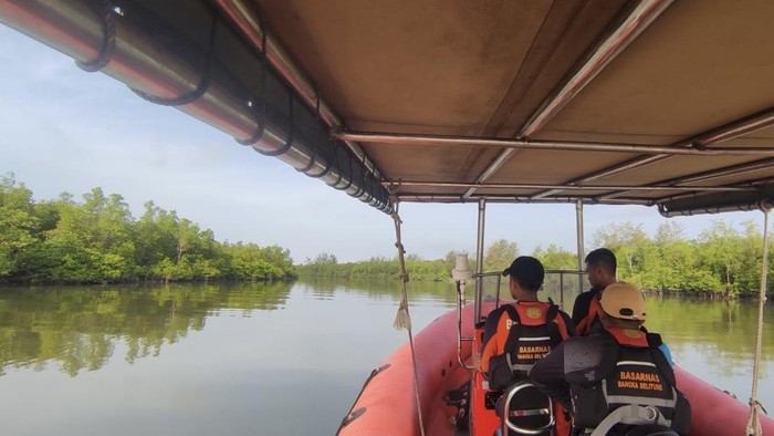 Tim SAR gabungan mencari korban di Sungai Manggar, Beltim.