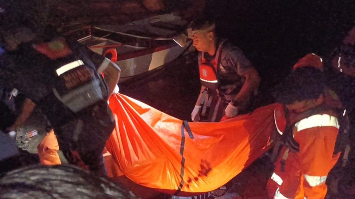 Tim SAR gabungan mengevakuasi pemancing yang tenggelam di Sungai Manggar, Beltim.