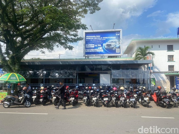 Titik parkir depan Stasiun Malang yang sudah menggunakan QRIS