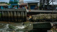 Kendaraan melintas di Jalan Pitara, Depok, Sabtu (10/5/2025). Terlihat jalan yang berdampingan dengan sungai rawan longsor akibat turap yang amblas.