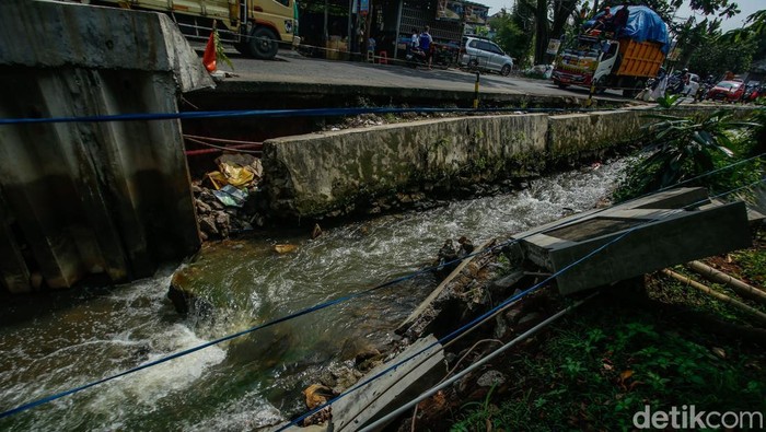 Turap Kali Jebol di Depok, Jalanan Terancam Longsor Kendaraan melintas di Jalan Pitara, Depok, Sabtu (10/5/2025). Akses jalan di kawasan ini yang berdampingan dengan kali tengah rawan longsor akibat turap yang jebol.