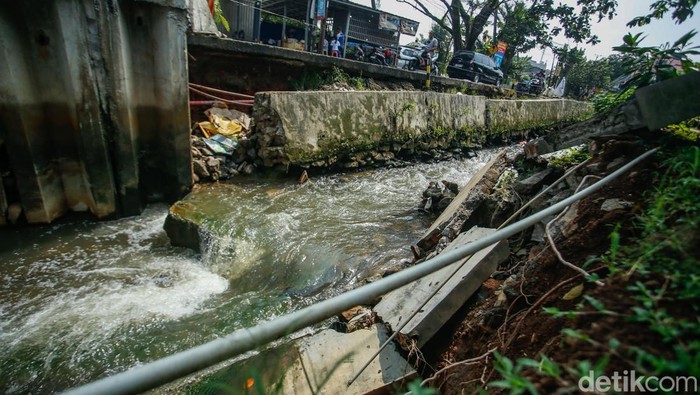 Kendaraan melintas di Jalan Pitara, Depok, Sabtu (10/5/2025). Akses jalan di kawasan ini yang berdampingan dengan kali tengah rawan longsor akibat turap yang jebol.